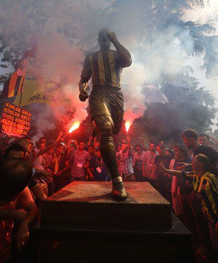 2010-2011 sezonu ikinci yarısında Fenerbahçe ile 2 yıllık sözleşme yenileyen Alex de Souza'nın 15 Eylül 2012'de heykeli dikildi.