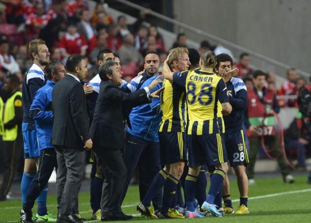Büyük FENERBAHÇE taraftarı hiçte üzülmeyin, biz onurumuzla ve zor şartlar altında mücadele edip buralara geldik! Yine geliriz.!!