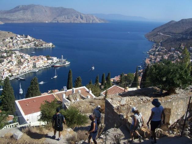 KISTAK ADASI: 11 MİLYON LİRA Gökova’da Orak Adası ile Pabuçburnu arasında bulunan 56 bin metrekarelik Kıstak Adası Bodrum’a 14 kilometre uzaklıkta. Üzerinde 3 bin zeytin ağacı bulunan adada Bodrum mimarisine özgü 2 katlı bir ev var. Elektrik ve su sistemi olan adaya ulaşım botla sağlanabiliyor. Bodrum’dan kiralanan bir botla 2 saatlik yolculuk sonunda adaya ulaşılıyor. Ada 5 milyon euroya satılık (11 milyon TL).