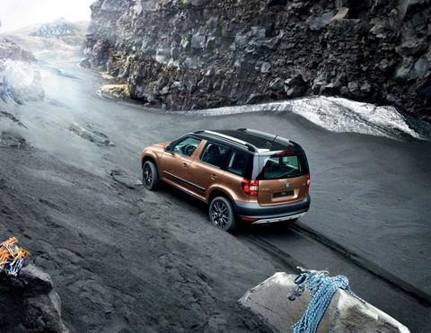 Skoda, Eylül ayına özel çok özel takas indirimleri sunuyor. Kampanya çerçevesinde Skoda tüm modellerinde 9 bin 150 TL’ye varan indirim avantajları var. Skoda, sonbaharı kaçırılmayacak fırsatlarla karşılıyor. Eylül ayı boyunca sürecek kampanya çerçevesinde Skoda’nın yüksek teknolojili motorlara ve zengin donanımlara sahip modellerini 1.900 TL ile 9 bin 150 TL arasında değişen özel takas indirimleriyle satın almak mümkün olabilecek. Eylül ayında, tüm Skoda yetkili satıcılarında geçerli kampanya çerçevesinde markanın popüler modeli Fabia’nın tüm versiyonlarında 1.900’den başlayarak 2 bin 700 TL’ye ulaşan takas indirimleri sunuluyor. Bu sayede Skoda müşterileri 29 bin TL’den başlayan fiyatlarla satışa sunulan Fabia’ya çok daha uygun fiyatlarla sahip olabiliyor. Geniş bagaj hacminin yanında pratikliğiyle de göz kamaştıran Roomster modeliyse, , 32 bin TL’den başlayan fiyatlarına Eylül ayı boyunca 2 bin ile 2 bin 400 TL arasında değişen takas indirimi de ekleyerek daha ilgi çekici bir alternatif oluşturuyor. Konforu, düşük tüketime sahip motor seçenekleri ve geniş bagaj hacmi sayesinde Skoda’nın en popüler modeli haline gelen Octavia sahibi olmak isteyenler ise 40 bin 700 TL’den başlayan fiyatlara ilaveten Eylül ayına özel 3 bin 700 ile 4 bin 500 TL arasında değişen takas indirimlerinden de faydalanıyor. Yakıt cimrisi 1.6 lt dizel motorlu Greenline seçeneğiyle de ses getiren Skoda’nın SUV modeli Yeti de, sonbahar avantajlarından yararlanıyor. 4x2 ve 4x4 seçenekleri bulunan Yeti, eylül ayı boyunca 45 bin TL’den başlayan fiyatları ve 6 bin 150 TL’ye varan takas indirimleriyle satılmakta.
