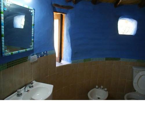 Bu da evin içindeki minik banyo ve tuvaleti.