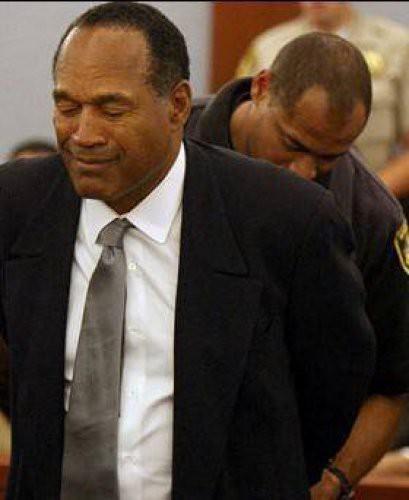 <p>Simpson, Las Vagas'ta otel odasına yaptığı baskından dolayı 33 yıl hapse mahkum edildi. Ayrıca Simpson, gasp ve adam kaçırma gibi toplam 12 suçtan hüküm giydi.</p>
