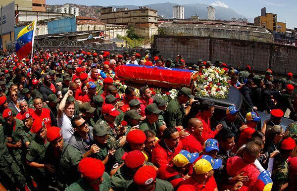Venezüela'da yüzbinlerce kişi, Hugo Chavez'e son kez veda etmek için Caracas sokaklarını doldurdu. Kıpkırmızı giysiler içindeki Venezüelalılar ellerinde Venezüela bayraklarıyla Caracas sokaklarının rengini değiştirdi.