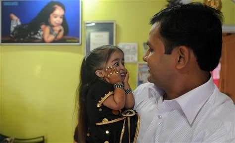 Hindistan’da 16 Aralık 1993 tarihinde dünyaya gelen Jyoti Amge Dünya'nın en kısa boylu insanı olarak rekorlar kitabındaki yerini aldı.