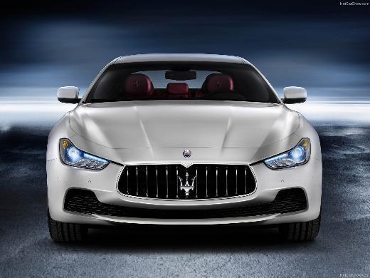<p>Maserati:Quattroporte, Ghibli Maserati’nin lüks sportif sedan segmentinin öncüsü olarak tarihe geçen Quattroporte modelinin 6’ncı nesli yollara çıktı. FerMas, Nisan’dan itibaren 4 kapılı otomobilin satışına start verdi. 800 milyon euroluk yatırımın meyvesi olan yeni Quattroporte, eski jenerasyona göre 20 cm daha uzun boyutlarıyla dikkat çekiyor. Otomobilde 530 beygir güç üreten 4.7 litrelik motor var. Maserati’nin yıl sonu süprizi ise Ghibli olacak. Küçük Quattroporte olarak lanse edilen araç, İtalyan markanın yeni kozu.</p>