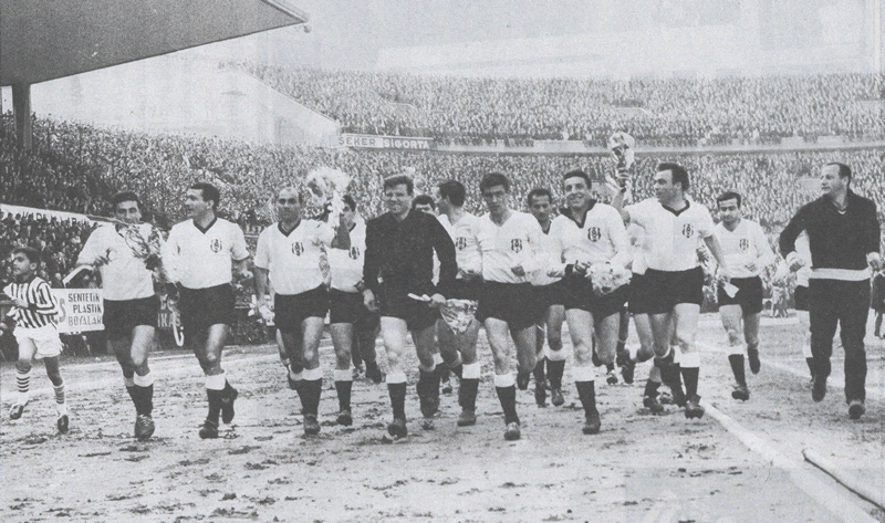 <p>965-66 ve 1966-67 Türkiye Ligi Şampiyonu Beşiktaş, İnönü Stadı'nda Şeref turu atıyor.</p>