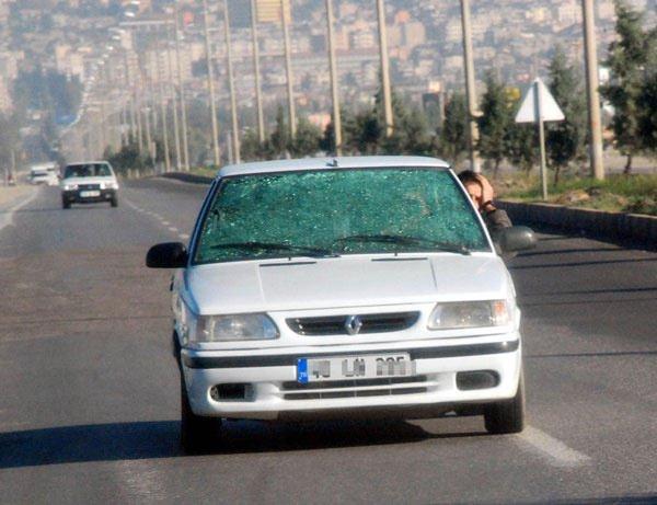 <p>Aracının ön camı kırılan sürücü, yolu görebilmek için trafikte kafasını yan camdan çıkardı.</p>