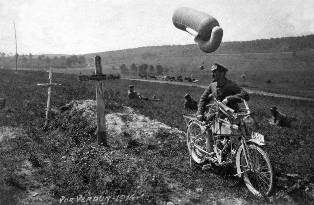 <p>19. Motosikletli postacı ezber yapıyor<br />
<br />
Motosikletli postacı, mezar yerlerini ezberliyor. Arkada ise bir keşif balonu havalanmaya hazırlanıyor. </p>