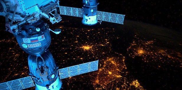 <p>Avrupa Uzay İstasyonu astronotlarından André Kuipers, çektiği fotoğrafta uzay istasyonuyla Avrupa'nın ışıklarını aynı kareye sığdırıyor.</p>