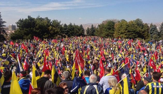 <p><span>Fenerbahçe'nin haksızlığa uğradığını ve şike dosyasında adil yargılama yapılmadığını savunan sarı-lacivertli taraftarlar, Anıtkabir'i ziyaret etti.</span></p>