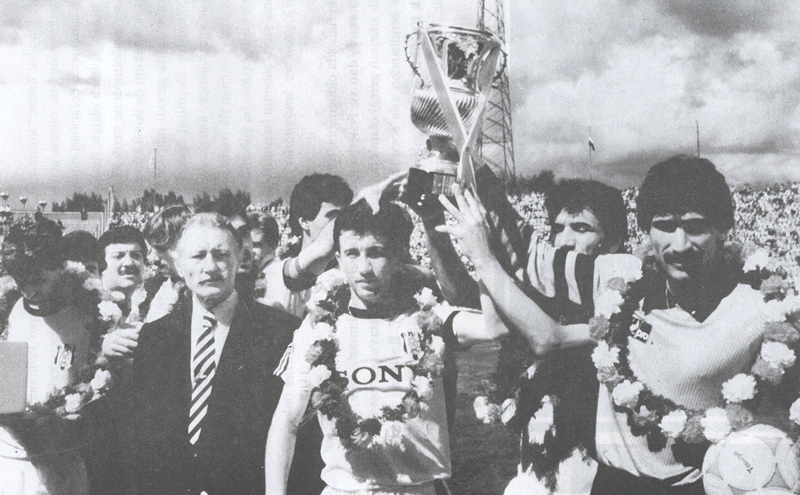 <p>1985-86 Türkiye Ligi Şampiyonu Beşiktaş'lı futbolcular seramonide Başkan Süleyman Seba ile birlikte</p>