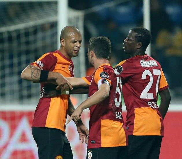 <p>Kasımpaşalı Donk ile yaşadığı bir pozisyon sonrasında tartışmaya giren Felipe Melo'yu kaptan Sabri Sarıoğlu sakinleştirmeye &ccedil;alıştı.</p>