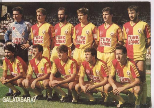 <p>Uğur Tütüneker, Simoviç, Erhan Önal, Cüneyt Tanman ve genç Tugay Kerimoğlu... Hepsi aynı kadroda... </p>