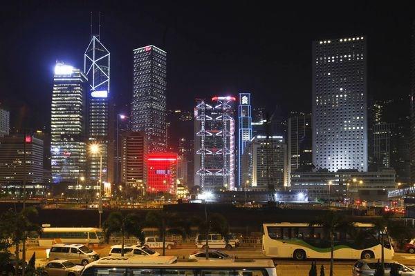 <p><strong>Hong Kong<br /></strong><br />Yaklaşık 1 milyon 260 bin dolar tutarında bir yatırımla ülke vatandaşlığına sahip olmak mümkün.</p>