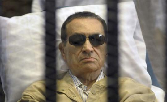 Sağlık sorunları nedeniyle Kahire’de bir hastanede tedavi gören devrik lider, ilk duruşmaya 3 Ağustos’ta sedye ile getirildi ve duruşma salonunda demir kafes ardından yatarak ifade verdi.