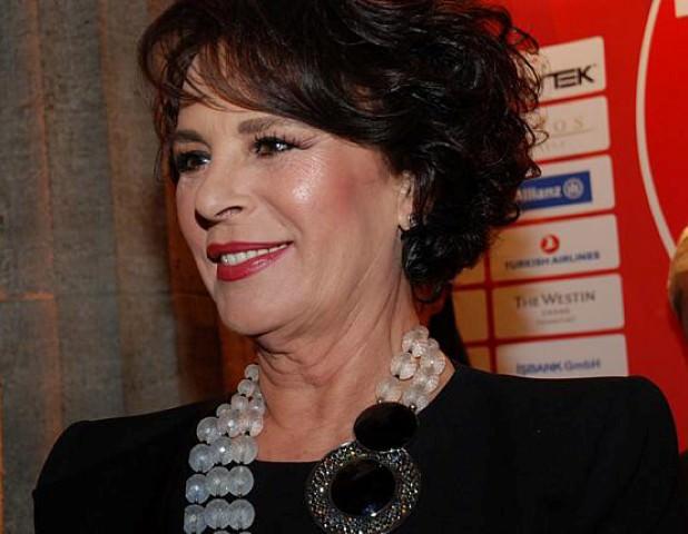 Hülya Koçyiğit: 1947 (66) 