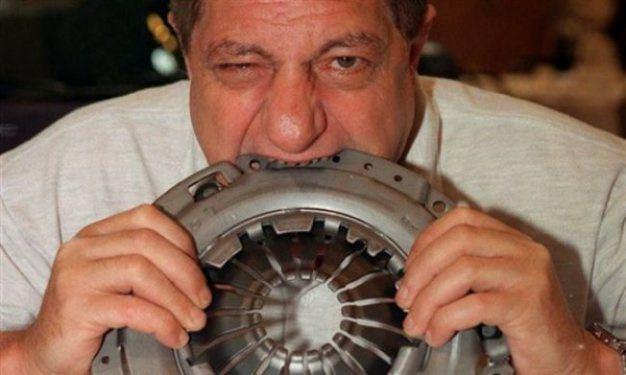 <p>Uçak yiyen adam: Michel Lotito Fransa’da yaşayan 50 yaşındaki Michel Lotito’nun yiyemeyeceği hiçbir şey yok. Metal, cam, plastic her şeyi yiyebiliyor. Lotito, bu sıradışı özelliğine çocukluğunda geçirdiği bir hastalığın sonunda yakalandı. Lotito, son katıldığı programda, bir bisiklet, bir televizyon ve en son da Cessna 150 uçak yedi.</p>