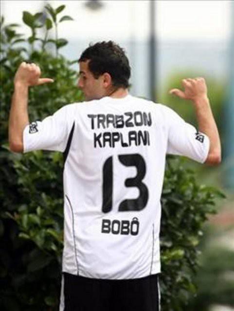 Trabzonspor-Beşiktaş: 2-3 20 Ekim 2007’de Trabzon'da oynanan maçta 6 dakika içinde kalesinde 2 gol gören Beşiktaş çabuk toparlandı. Burak, Delgado(penaltı) ve Bobo'nun golleriyle muhteşem bir geri dönüş yapan siyah-beyazlı takımda, 79. dakikada kırmızı kart gören Rüştü'nün yerine Bobo kaleye geçti.
