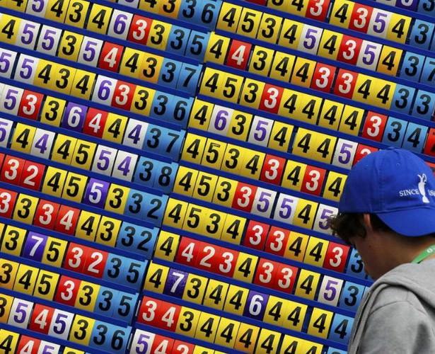Golf mevsimi başladı: Bir operatör Britanya Açık Golf Turnuvası'nda skor tabelasını güncelliyor. İngiltere