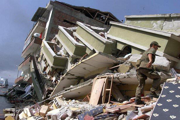 <p><strong>1999 yılının 17 Ağustos tarihinde sabaha karşı 03.02'de Marmara'yı vuran deprem sonrası şu çarpıcı kareler objektiflere yansıdı..</strong></p>