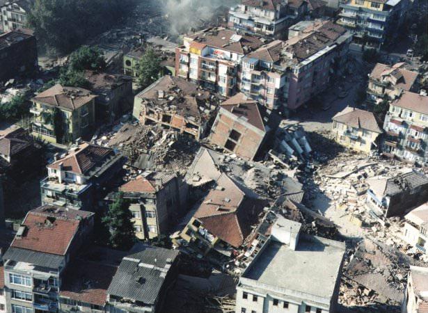 <p><strong>Bu büyük deprem felaketinde resmi kayıtlara göre tam 17 bin 480 kişi can verdi.</strong></p>