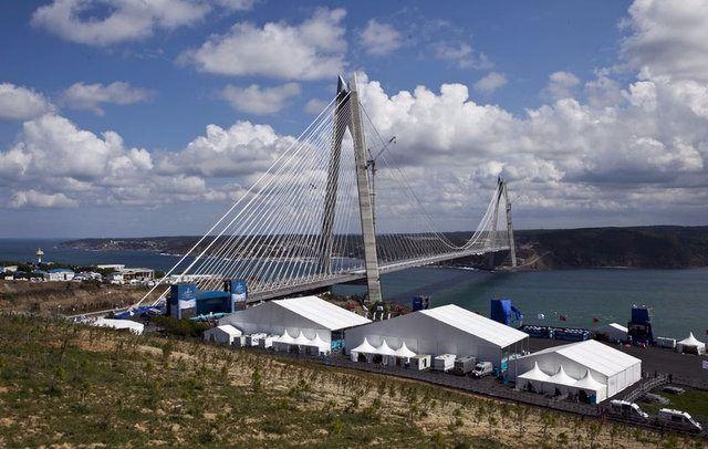 <p>59 metre genişliği ile dünyanın en geniş asma köprüsü konumunda bulunan köprünün, bin 408 metre ana açıklığı ve yan açıklıklarıyla toplam boyu 2 bin 164 metreye ulaşıyor.</p>

<p> </p>
