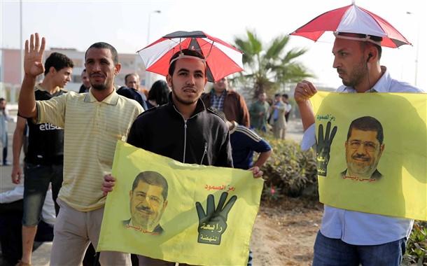 Mısır'da 3 Temmuz darbesiyle görevinden alınan ilk seçilmiş Cumhurbaşkanı Muhammed Mursi hakim karşısına çıktı. Darbe karşıtları Polis Karakolu'nun önünde toplanarak duruşmayı protesto etti.