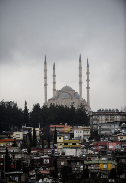 <p>İnşaatına 1993'te başlanan Abdülhamit Han Cami, hayırsever iş adamı ve vatandaşların da yardımı ile 18 yıllık sürede tamamlandı. </p>