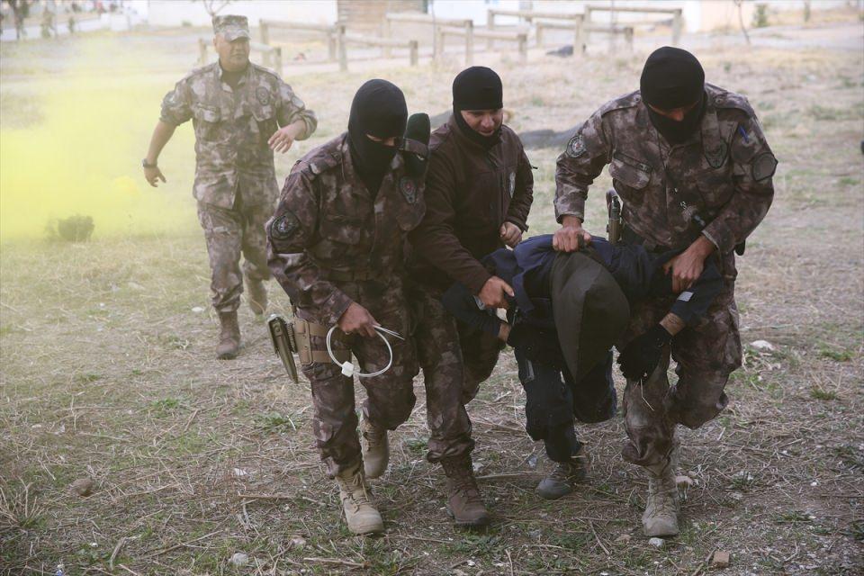 <p>Riskli bölgelerde haber takibinde yaşanabilecek olumsuzluklara karşı farkındalık kazandırılan kursiyerler, eğitim kapsamında zorlu arazi koşullarında yaklaşık 30 kilometre yürüyerek geceyi Gölbaşı ilçesi Şekertepe mevkisindeki kampta geçirdi. </p>
