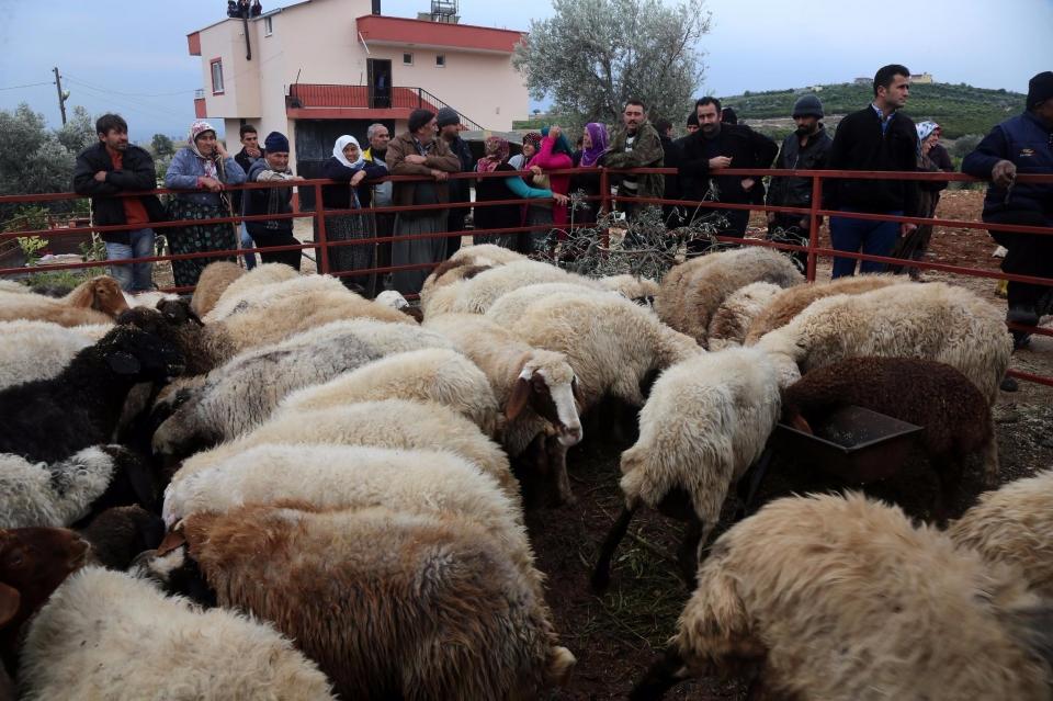 <p>Arkasından uyarı ateşi açıp barikat kuran ekipler, kısa süren kovalamaca sonucu minibüsü durdurdu, içindeki 3 kişiyi gözaltına aldı. </p>