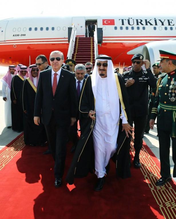 <p>Cumhurbaşkanı Recep Tayyip Erdoğan, Suudi Arabistan Kralı Selman bin Abdülaziz Al Suud tarafından Riyad Havalimanında resmi törenle karşılandı.</p>
