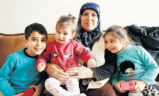 <p><strong>EVİMİZE ROKET ATIP YAKTILAR</strong><br />
 <br />
PKK’lı olduğunu söyleyen A.L. bile bıkmış YDG-H’lilerden: “İki oğlum PKK’lıydı, öldü. Ben hapis yattım. Olaylar ilk başladığında bir akşam kapım çalındı. Gelenler YDG-H’lilerdi. Evi istediler. ‘Gidin başınızdakilere sorun beni, sonra da bir daha gelmeyin’ diyerek kapıyı kapattım. Bir gün evimize bir roket isabet etti. Ben ‘devlet’ attı sandım. Ama sorduğumda roketi bunların attığını öğrendim. Sonra tekrar geldiler. Tehdit ettiler. Çok ağrıma gitti. Eve döndüm, alabileceğimiz eşyalarımızı aldık ve çıktık. Yasak kalktıktan sonra evimize gidip baktık. Yerle bir olmuştu. YDG-H’lilerin ceza olarak yıktıklarını öğrendim. Bunun bir bedeli, bir hesabı olacak elbette. Ortada çok büyük bir yanlış var, eğer PKK bunu yapıyorsa yanlıştır, HDP veya DTK yapıyorsa yanlıştır.”</p>
