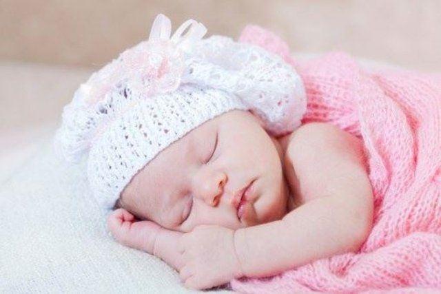 <p>Özelliklede yenidoğan bebeklerde uyku düzeni çok önemlidir. Bir yetişkinin günde ortalama 8 saat uyku ihtiyacı varken, yeni doğan bir bebek günde 14-16 saat kadar uyuyabilir.</p>
