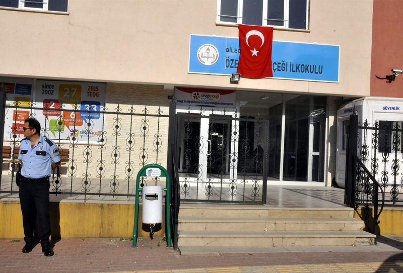 <p>Bilecik merkez ve Bozüyük ilçesinde, Fetullahçı Terör Örgütü'nün (FETÖ) darbe girişiminin ardından yürütülen soruşturma kapsamında, 2 özel okul mühürlendi.</p>
