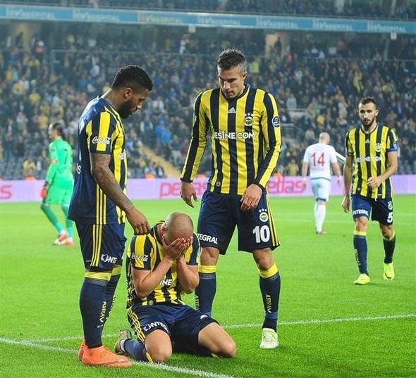 <p>AATIF İLK KEZ 11'DE OYNADI VE GOLÜNÜ ATTI<br />
<br />
Fenerbahçe'nin sezon başında kadrosuna kattığı Faslı futbolcu Aatıf Chahechouhe, ilk kez bir Süper Lig maçında ilk 11'de sahaya çıktı. Geride kalan 8 haftada sadece Aytemiz Alanyaspor maçında 27 dakika oynayan Chahechouhe, istediği şansı Kardemir Karabükspor karşısında buldu. UEFA Avrupa Ligi'ne bildirilen listede yer almayan Faslı futbolcu, ligde geride kalan 8 maçın 3'ünde ilk 18'e bile girememişti.</p>