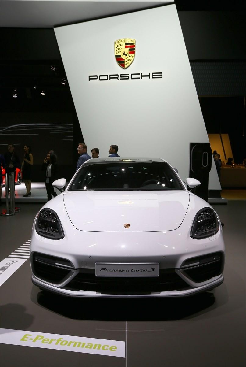 <p>Porshe Panamera Turbo S E-Hybrid</p>
