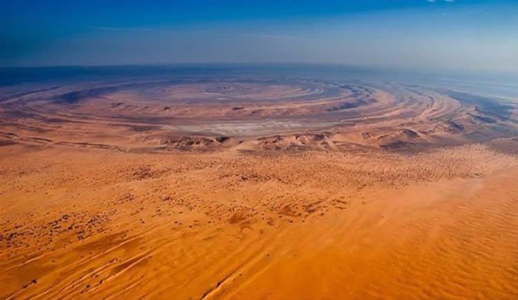 <p>"Richat Yapısı" denilen 50 kilometre çapındaki dairesel yapının, önceleri meteor taşının düşmesi sonucu oluştuğu düşünülse de coğrafyacılar tarafından jeolojik zamanda su ve rüzgar erozyonundan oluştuğu belirlenmiş.</p>