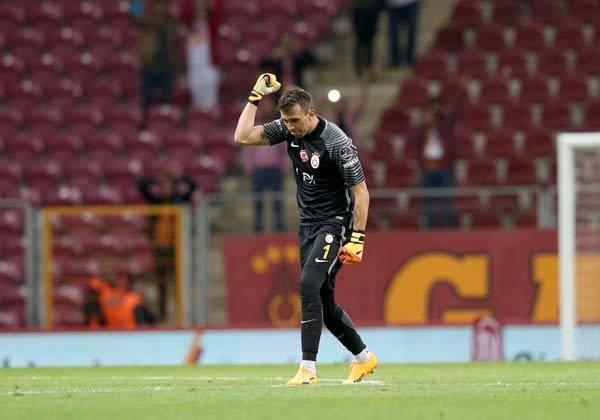 <p>Muslera, Eto'o'yu geçen sezon da orta sahada çalımlamıştı... </p>