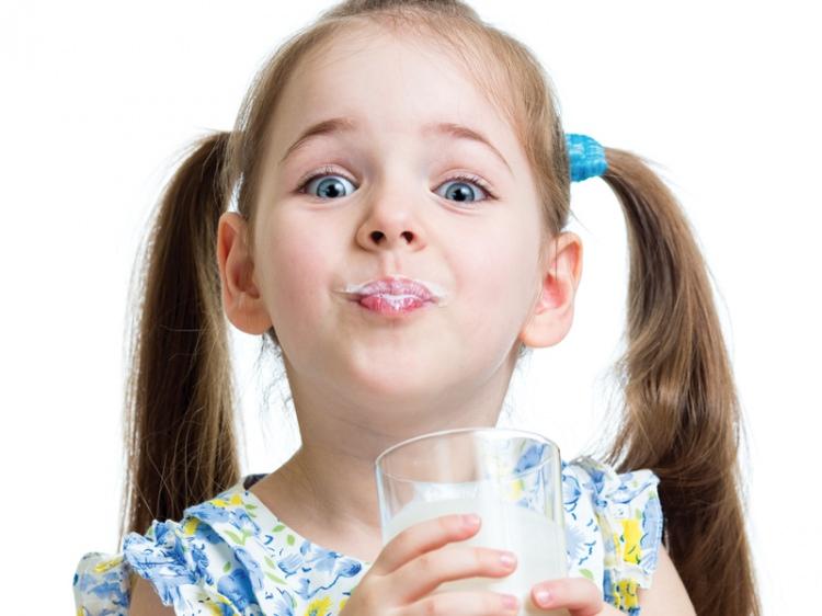 <p>Beslenme ve Diyetetik Bölüm Başkanı Prof. Dr.<strong> Neriman İnanç</strong>, laktoz intoleransının en büyük sebebinin düzenli süt tüketilmemesinden kaynaklandığını belirtiyor.</p>
