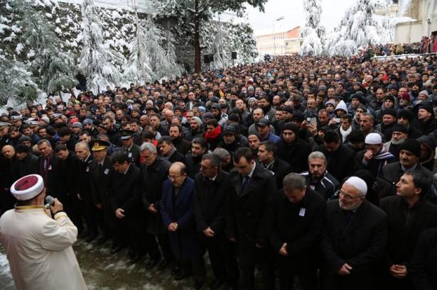 <p>Cenazesi d&uuml;n akşam saatlerinde Anadolu Jet&rsquo;e ait &ouml;zel u&ccedil;akla İstanbul&rsquo;dan Trabzon&rsquo;a getirilen şehidin cenaze namazı bug&uuml;n Bah&ccedil;ecik Mehmet Akif Ersoy Camisi&rsquo;nde &ouml;ğle namazının ardından kılındı.</p>
