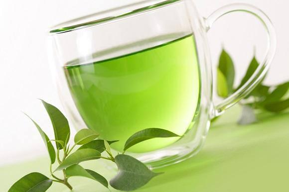 <p><strong>Yeşil çay</strong></p>

<p>Birçok faydası olan yeşil çay ana öğünlerden sonra tüketildiğinde karbonhidratın kana karışmasını yavaşlatır. Günde 2-3 fincan tüketeceğiniz yeşil çay ile tok kalma sürenizi uzatabilirsiniz.</p>
