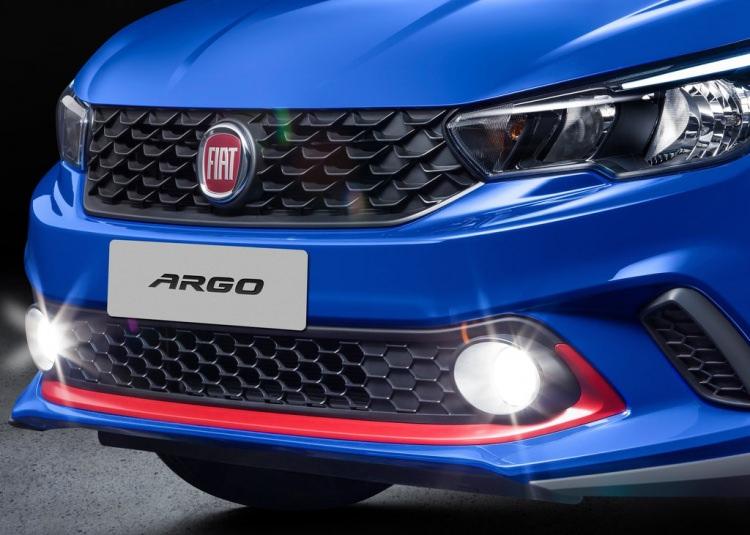 <p><span style="color:#FFA07A"><strong>Punto tarih oldu</strong></span><br />
<br />
Fiat Punto, uzun zamandır hayatımızda. Son yıllarda kasası ufak tefek değişimler geçirse de, epeydir radikal bir değişim geçirmemişti. Haliyle çizgileri çağın gerisinde kaldı. Fiat tasarımcıları ise Punto'yu değiştirmek yerine yepyeni bir modeli piyasaya sürme kararı aldı.</p>
