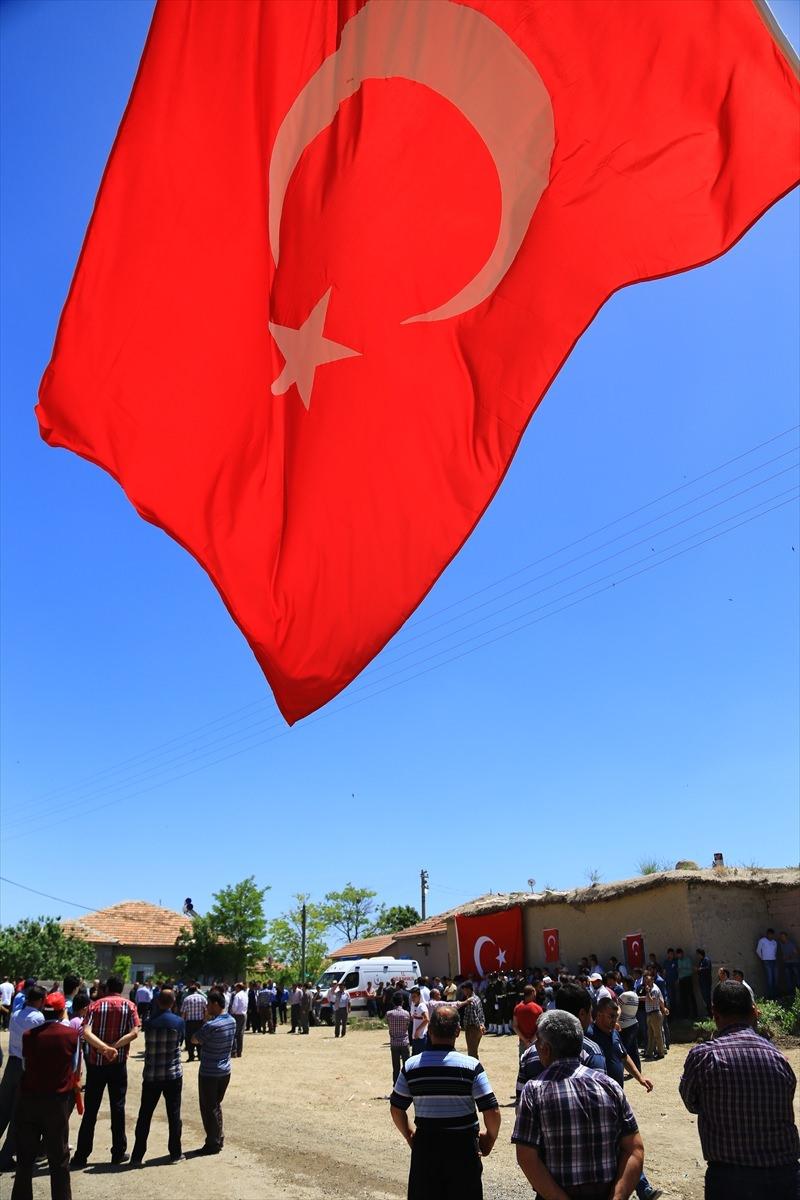 <p>Şehidin Türk bayrağına sarılı naaşı, helallik alınmak üzere Çalışkan Mahallesi'ndeki baba evine getirildi. Burada baba Mustafa Ay, "Allah'ım ben emanetler ile ne yapayım. Kurban olduğum aslanım, bizi kime emanet edeceksin. Kuzum, yaktın beni." diye gözyaşı döktü. </p>
<p> </p>
