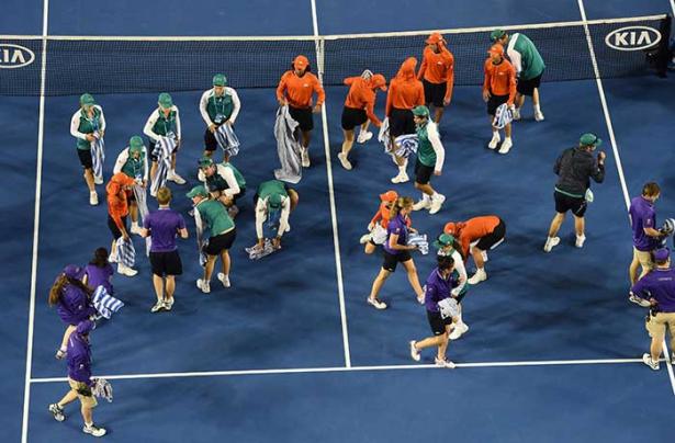 <p>Avustralya Açık tek kadınlar final mücadelesinde Serena Williams ile Maria Sharapova'nın karşı karşıya geldiği maçta yağmur sürprizi yaşandı.</p>

<p> </p>

<p> </p>

<p> </p>
