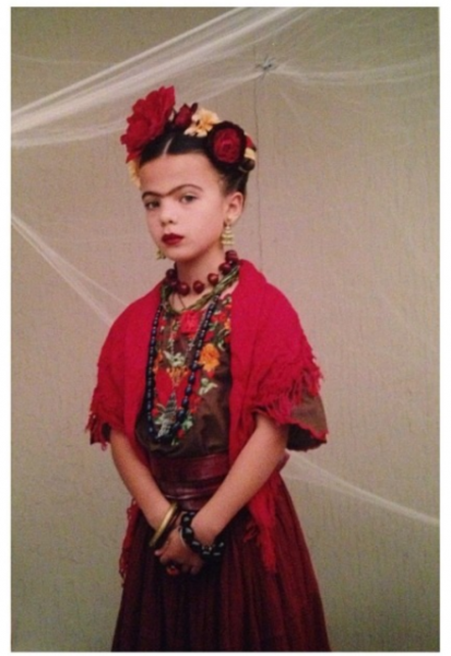<p>Küçükken Frida Kahlo kılığına giren Scarlett Costello, büyüdüğünde de kaşlarını aldırmak istememiş.</p>

