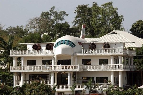 <p><strong>Nijerya</strong><br />
Nijerya'daki bu ev, kısmen bir uçak şeklinde inşa edilmiş. Evin sahibi eşinin seyahate olan aşkını anmak için bu evi yaptırdı.</p>
