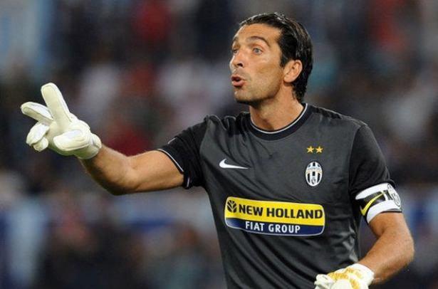 <p>GIANLUIGI BUFFON</p>

<p> </p>

<p>Euro 2000 öncesinde kamp yaptıkları otelin banyosunda düşerek başparmağını kırdığı için kaleyi Toldo'ya bırakmıştı.</p>
