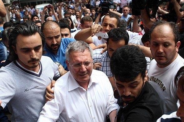 <p>'POLİSLERİ TOKATLARIM' DEDİM<br />
<br />
Şike yüzünden hapse gireceğim hiç aklıma gelmezdi. Allah korusun namus meselesidir gider yatarsınız. Ama böyle şike suçlamasıyla, amatör bir suçlamayla hapis yattık. Hapisteki yönetici arkadaşlara 'Benden habersiz bir şey yaptınız mı' dedim. Yok... Onlara 'Dik duracaksınız' dedim. Sorgu sırasında bana onur kırıcı bir şey yapmadılar. O kaçaklara, polis için 'kafamı tutarlar bir şey yaparlarsa tokatlarım' dedim. Yapamazsınız dedim ve yapamadılar. 'Ambulansla geldim, ambulansla giderim' dedim, öyle de oldu.</p>