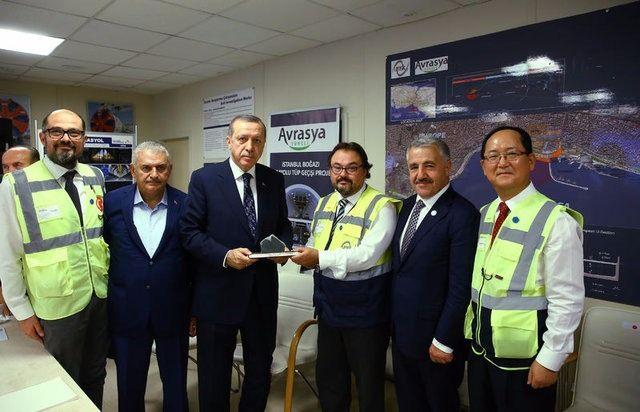 <p>ATAŞ Yönetim Kurulu Başkanı Başar Arıoğlu ve ATAŞ CEO'su Seok Jae Seo, Cumhurbaşkanı Erdoğan ve Başbakan Yıldırım'a çalışmalar hakkında bilgi verdi.</p>

<p> </p>
