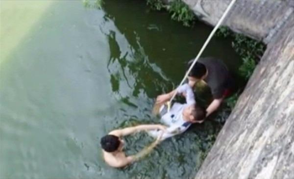<p>Kendini nehre bırakan adamı, yoldan geçen insanlar kurtardı.</p>
<p> </p>